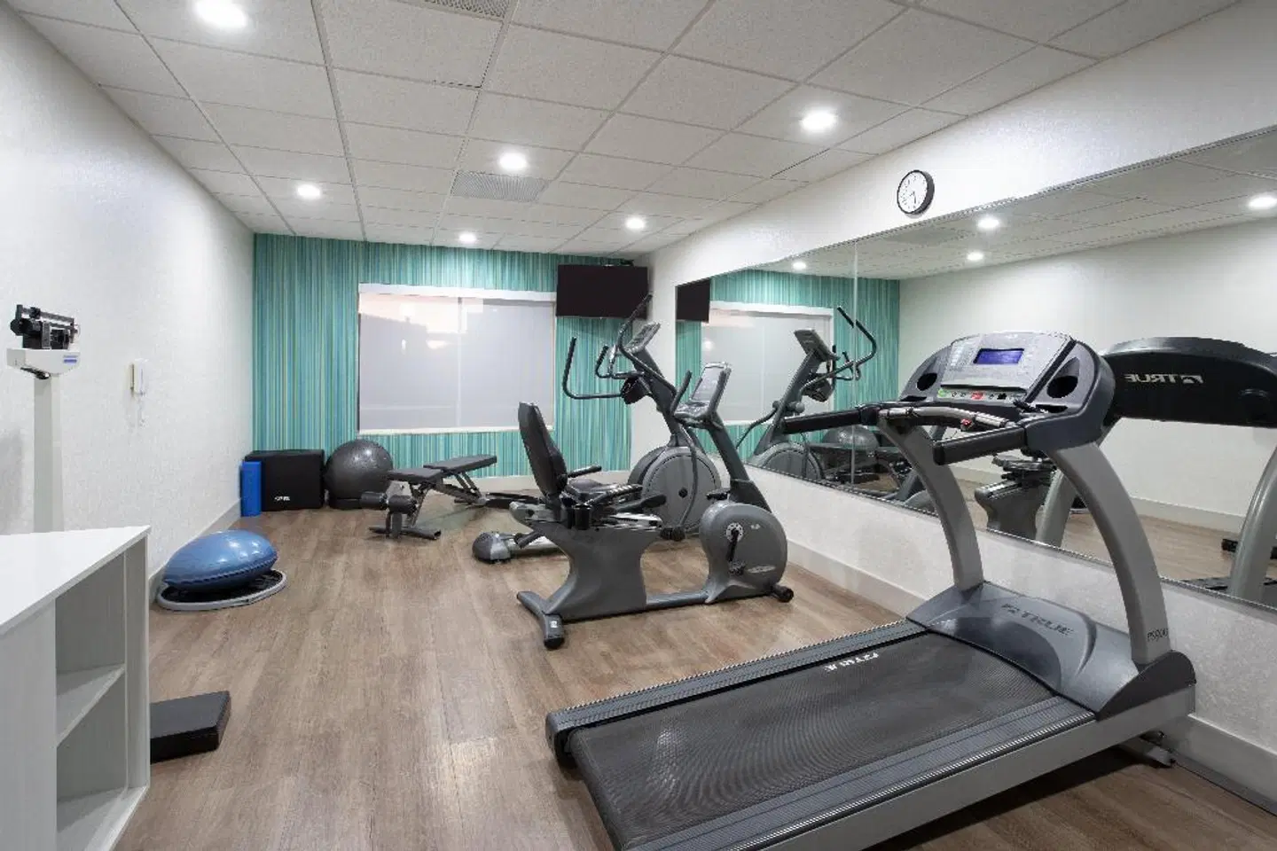 Holiday Inn Express & Suites Tucson by IHG SPORTS_AND_LEISURE