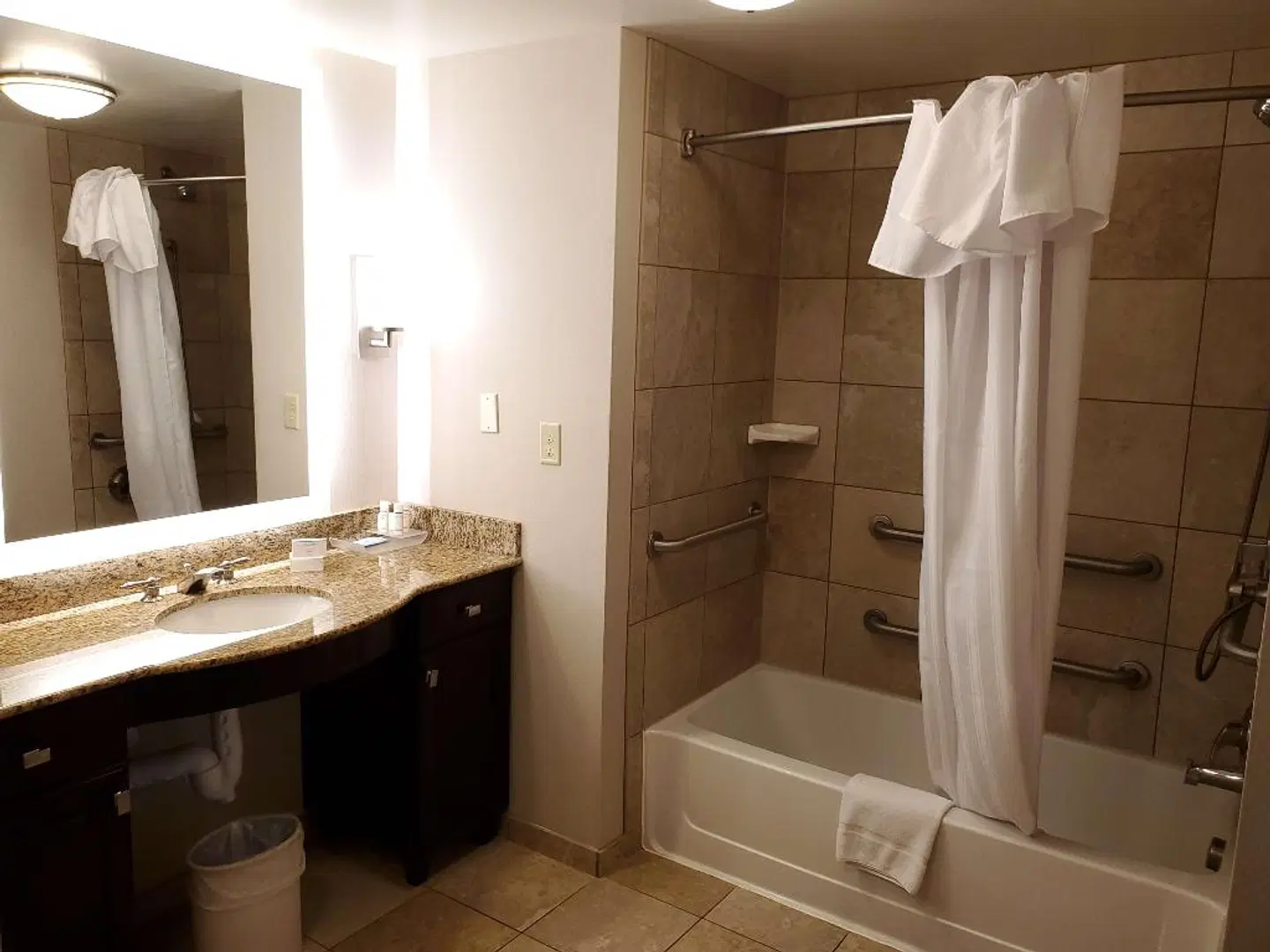 Homewood Suites by Hilton Phoenix Chandler Fashion Center Badezimmer