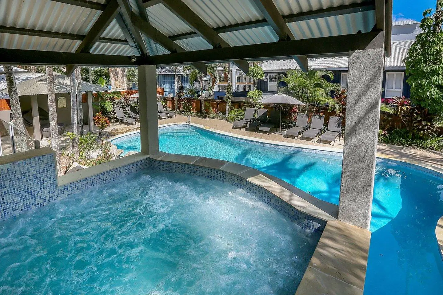 Paradise On The Beach Resort Hallenbad