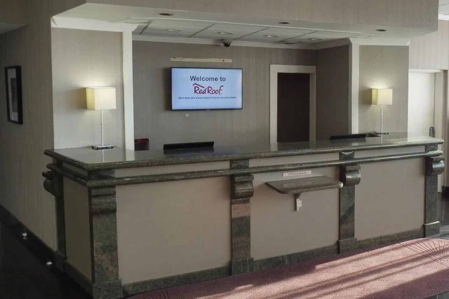 Red Roof Plus+ Newark - Carteret LOUNGE_LOBBY