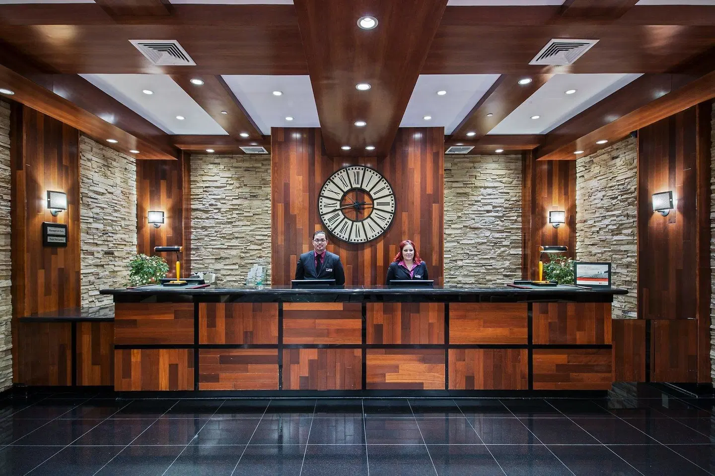 Crowne Plaza Newark Airport by IHG LOUNGE_LOBBY