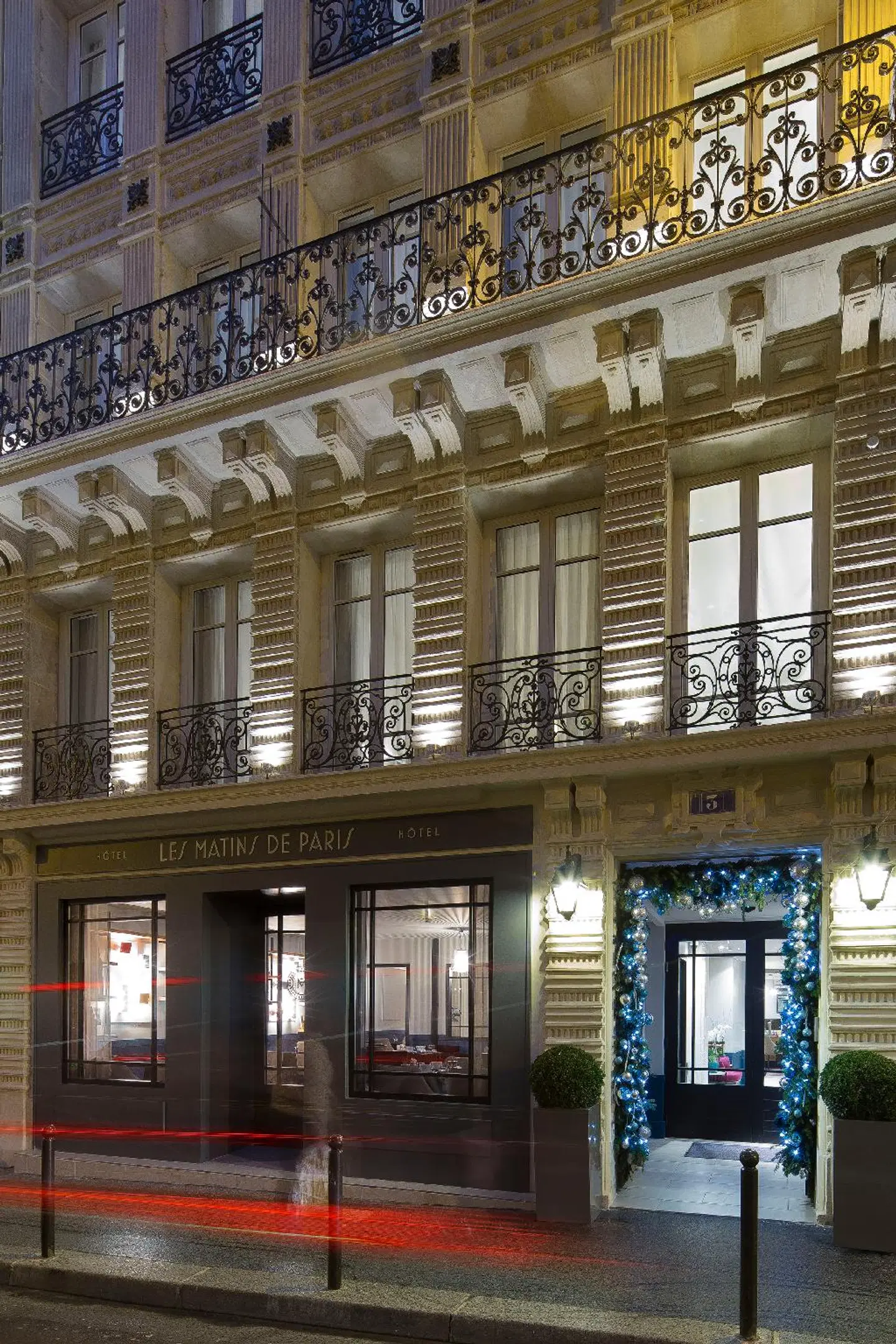 Les Matins de Paris EXTERIOR