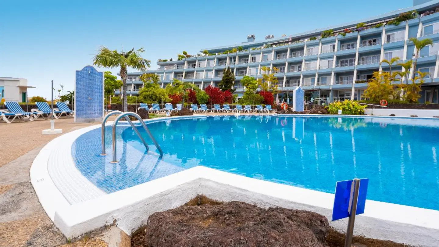 Coral La Quinta Park Suites OUTDOOR_POOL