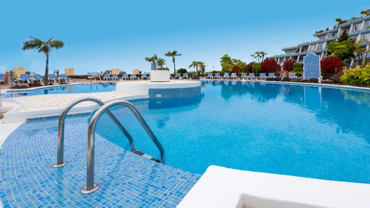 Coral La Quinta Park Suites OUTDOOR_POOL