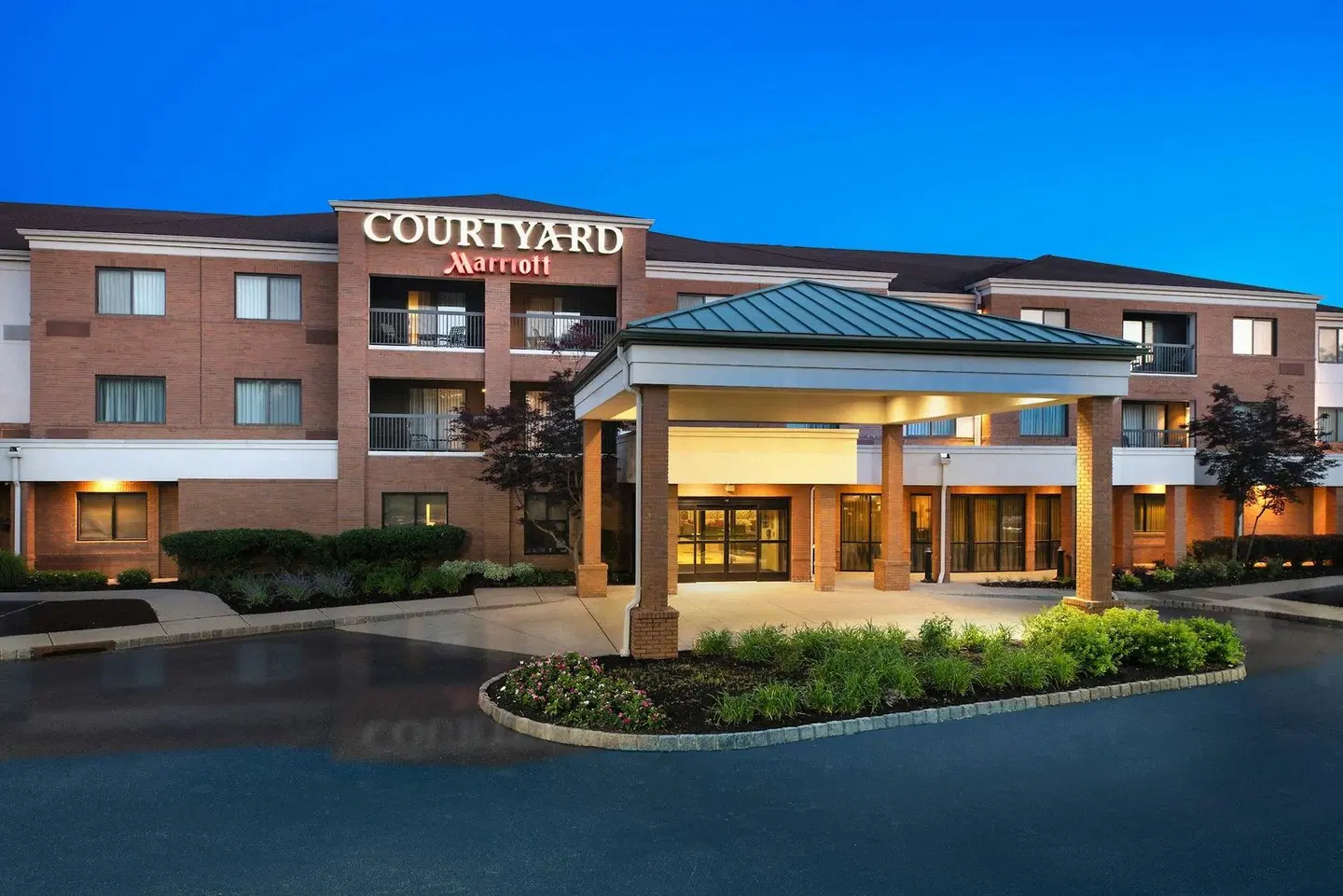 Courtyard by Marriott West Orange EXTERIOR