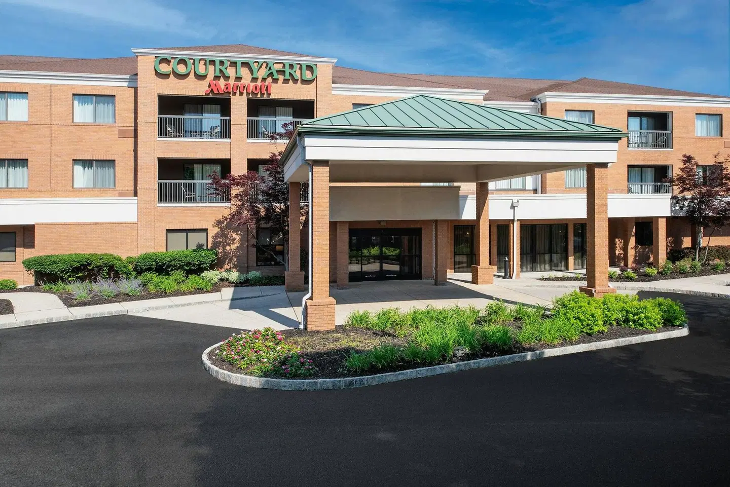 Courtyard by Marriott West Orange EXTERIOR
