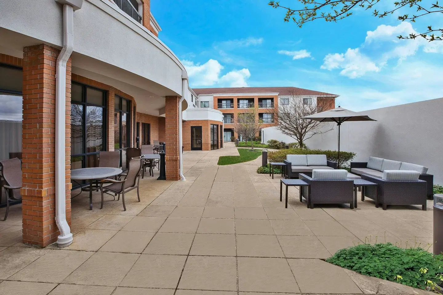 Courtyard by Marriott West Orange EXTERIOR