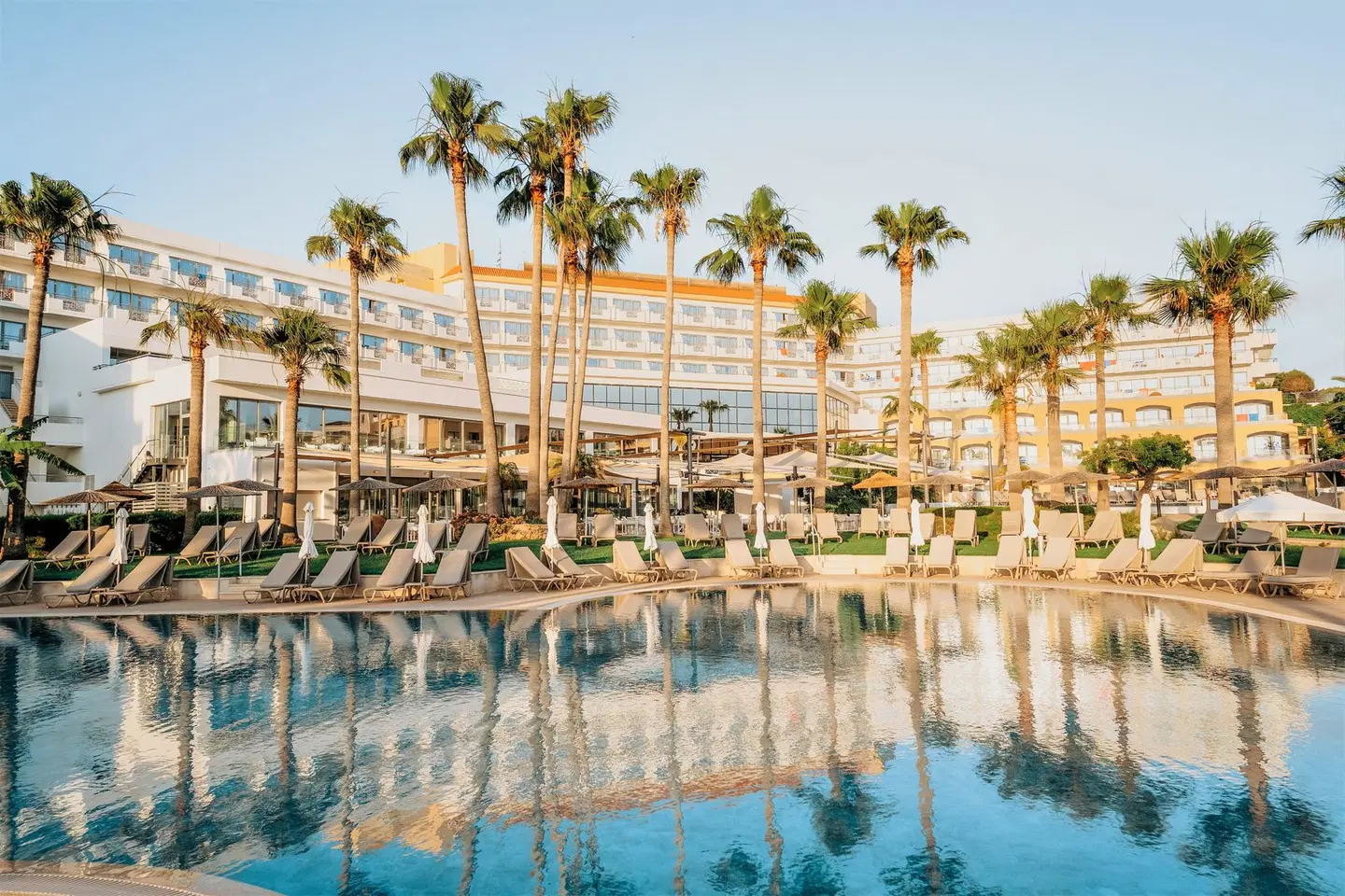 St. George Beach Hotel & Spa Resort OUTDOOR_POOL