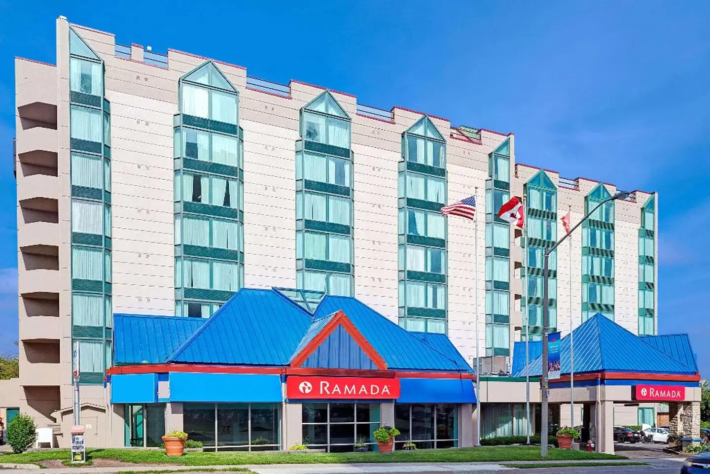 Ramada by Wyndham Niagara Falls/Fallsview EXTERIOR