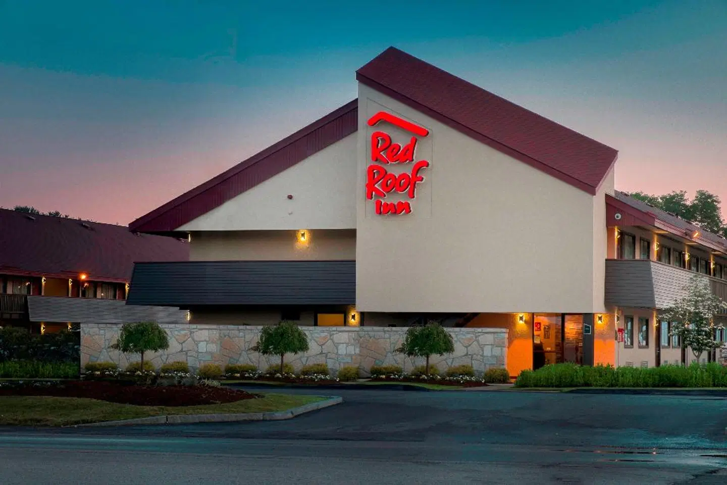 Red Roof Inn Edison EXTERIOR