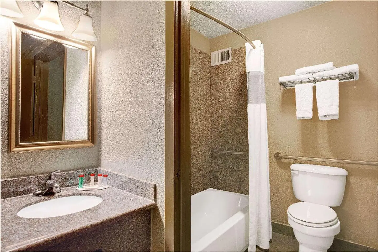 Ramada by Wyndham Houston Intercontinental Airport South Badezimmer