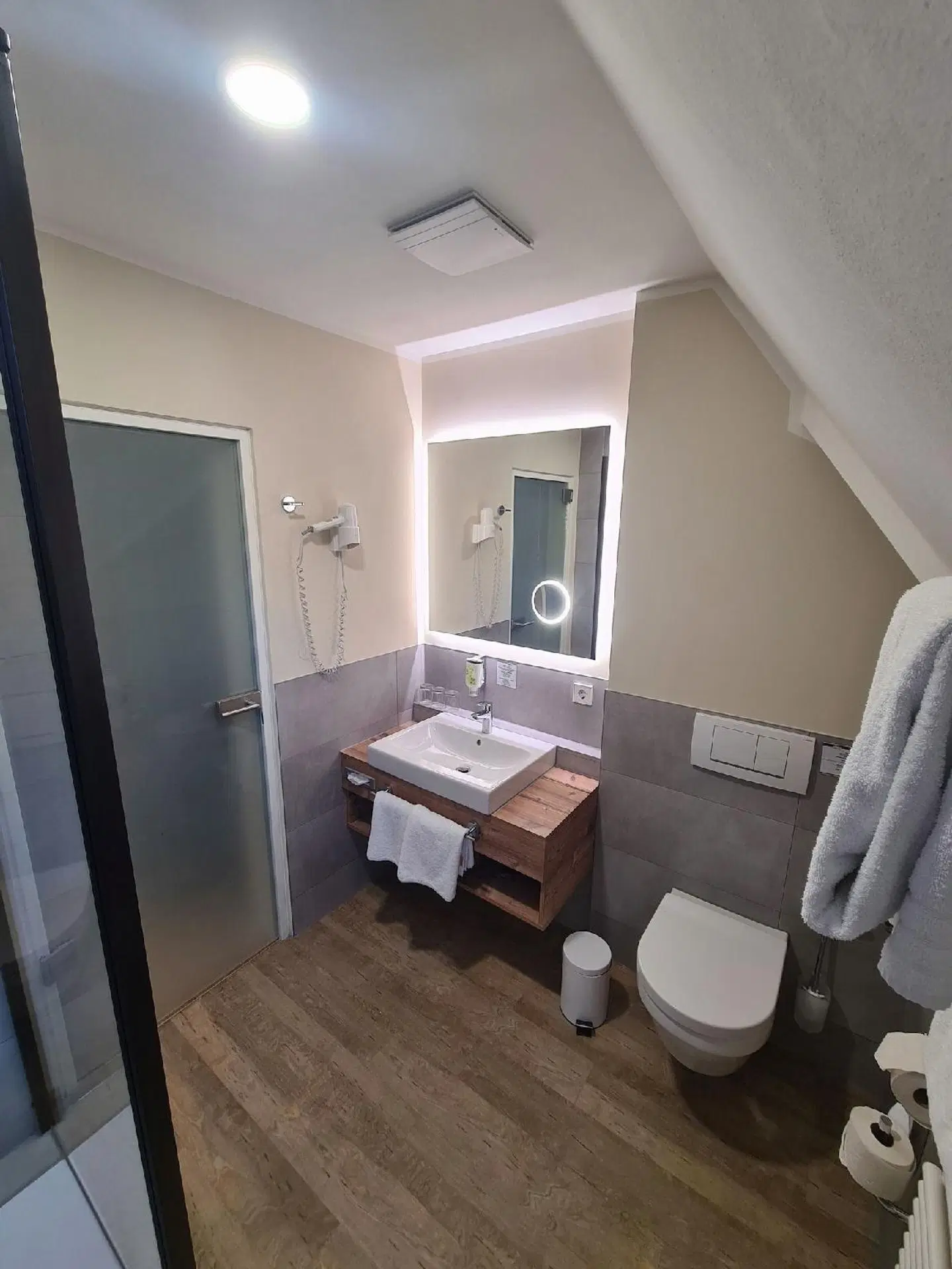 Engel ROOM_EXAMPLE
