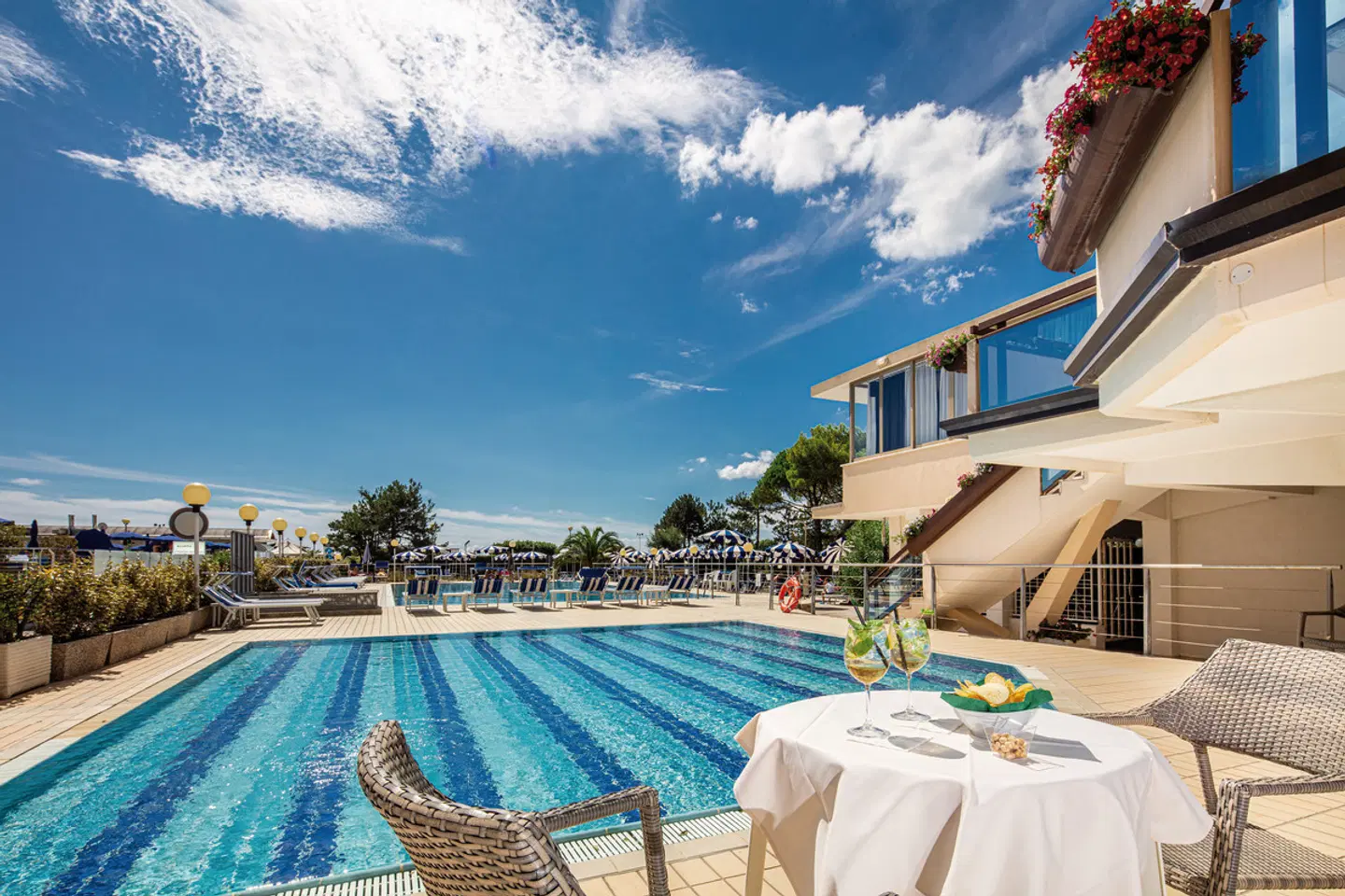 Palace OUTDOOR_POOL