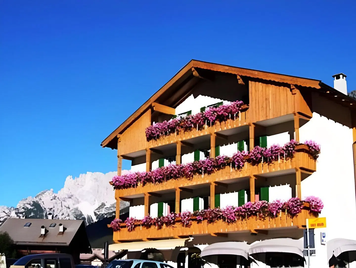 Ladina EXTERIOR