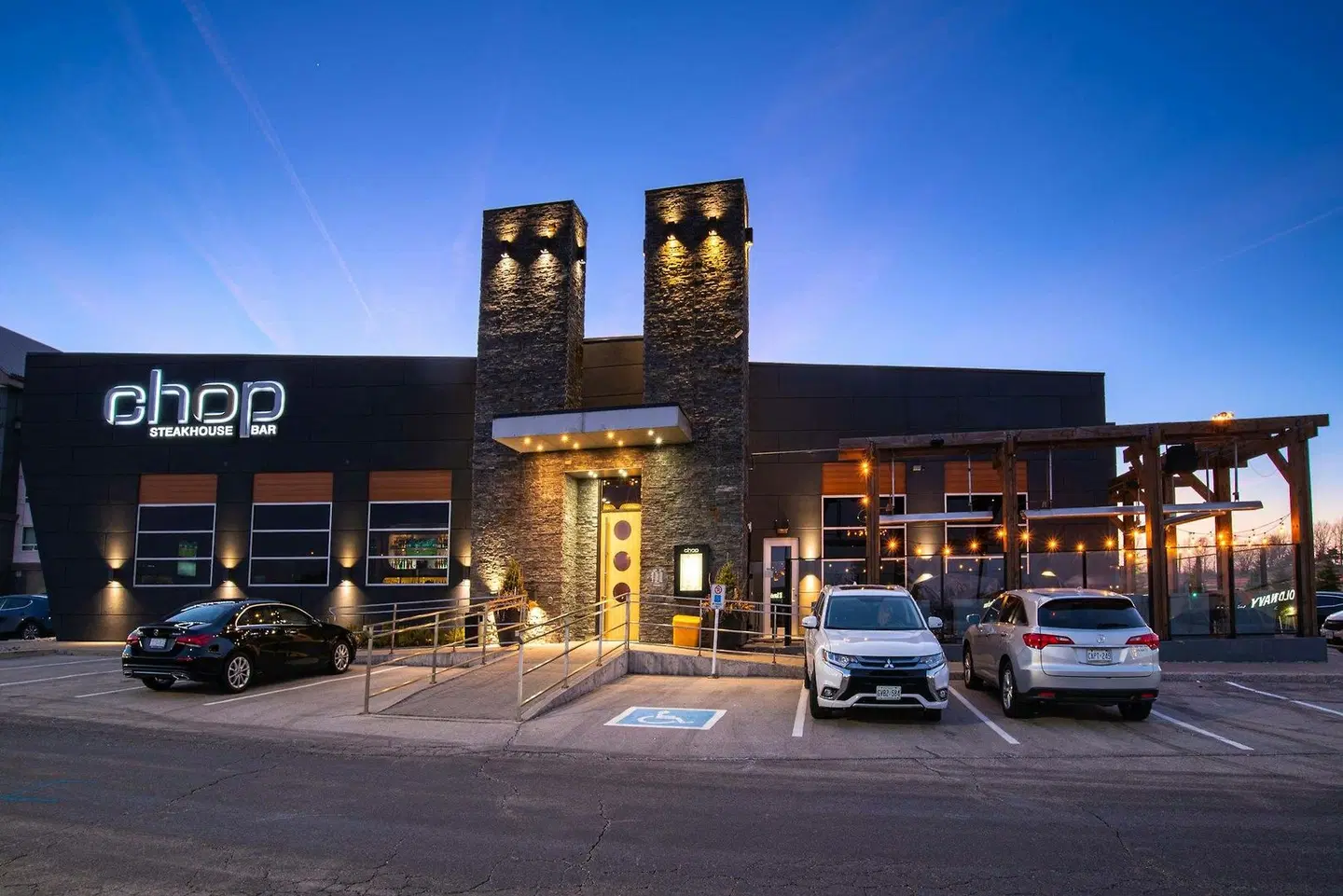 Sandman Hotel Oakville EXTERIOR