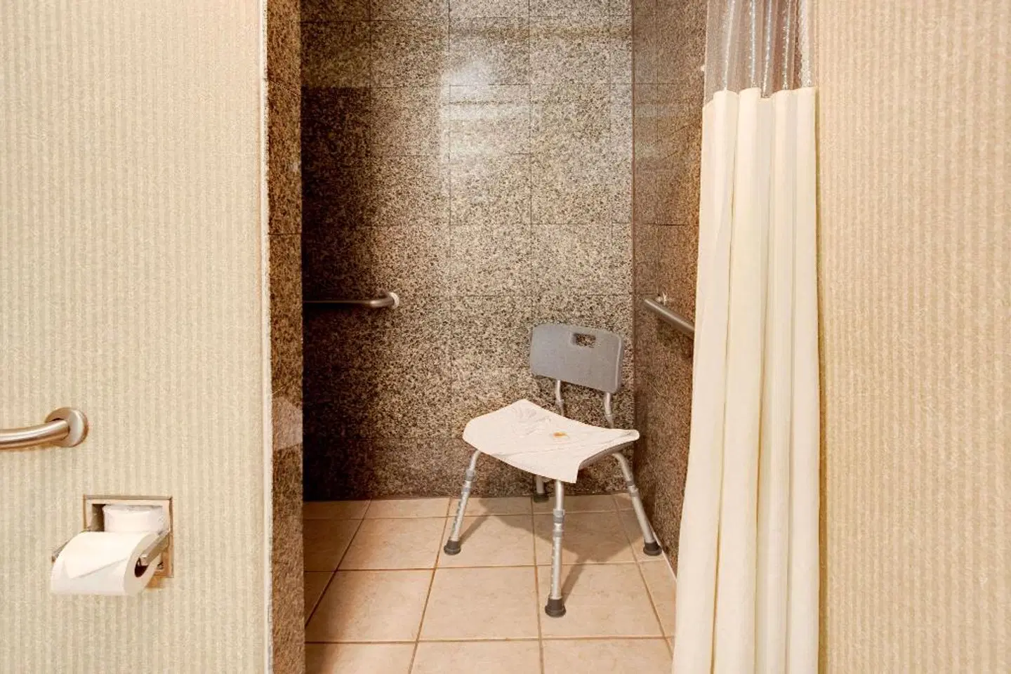 Days Inn & Suites by Wyndham Artesia Badezimmer