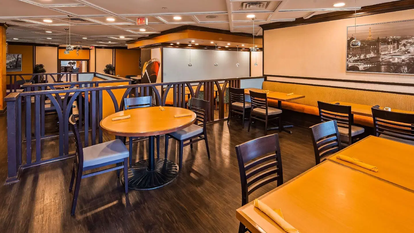 Best Western Premier Toronto Airport Carlingview Hotel Bar