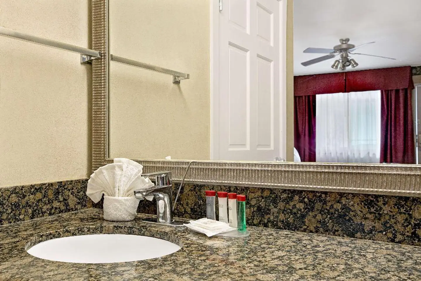 Ramada Limited Redondo Beach Badezimmer