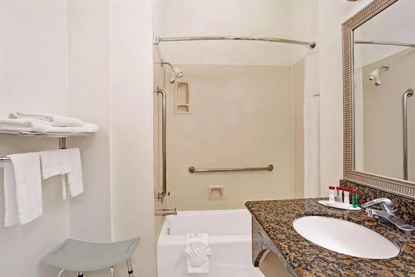 Ramada Limited Redondo Beach Badezimmer