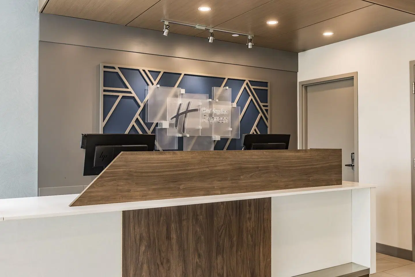 Holiday Inn Express Toronto North York by IHG LOUNGE_LOBBY
