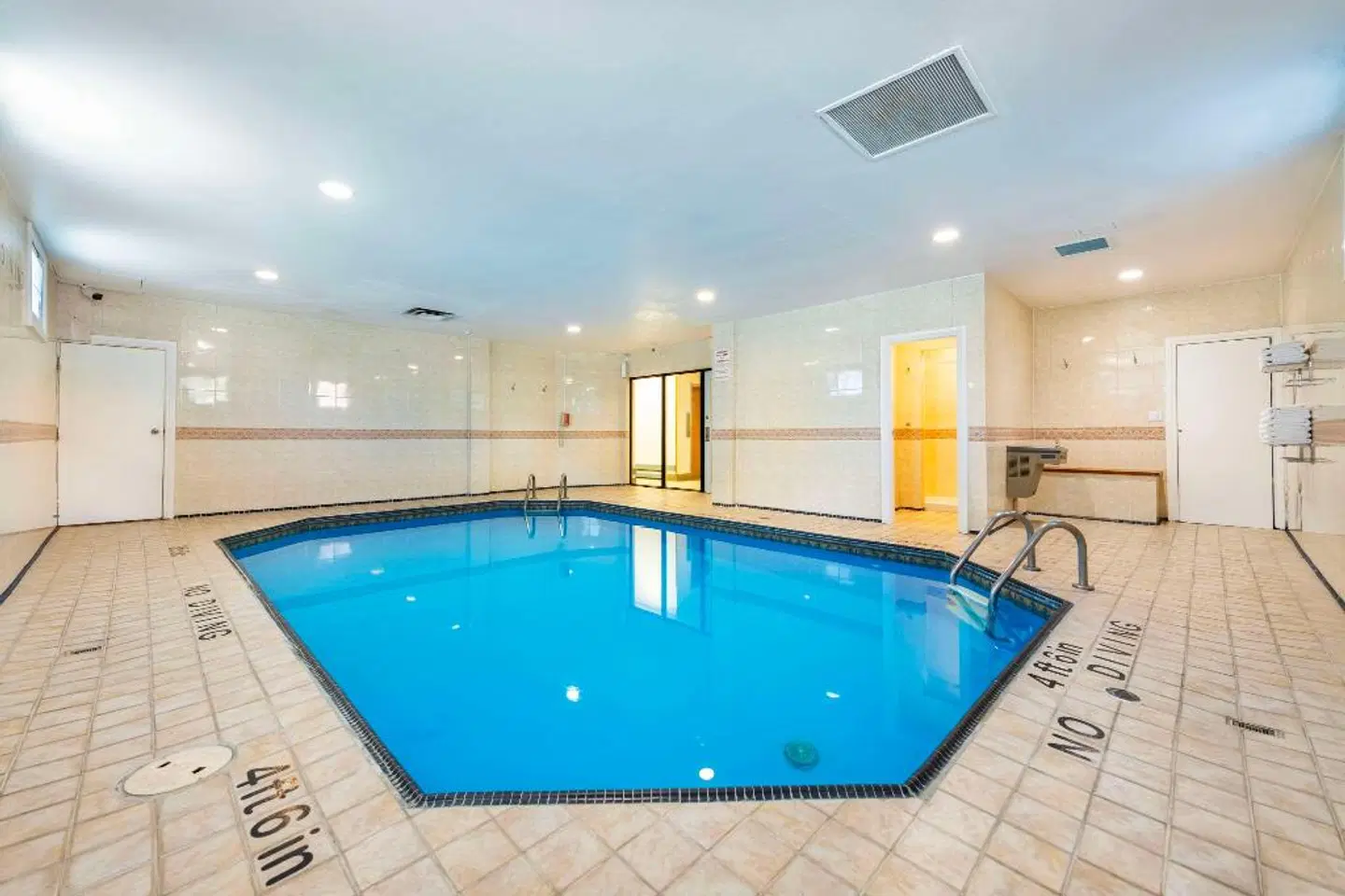 Quality Inn Downtown Inner Harbour Hallenbad