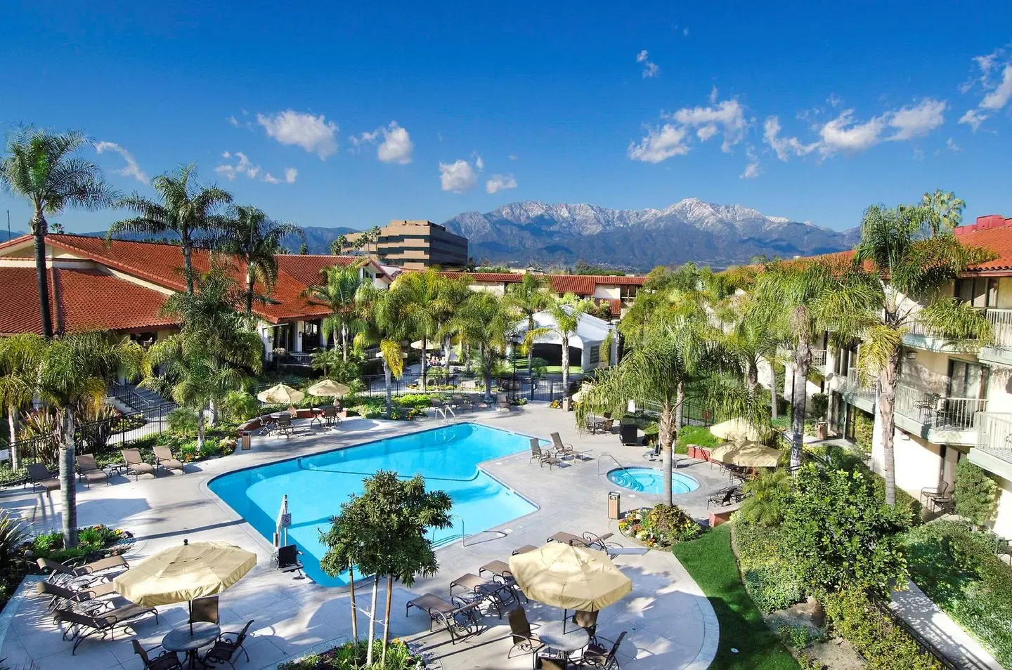 DoubleTree by Hilton Ontario Airport OUTDOOR_POOL