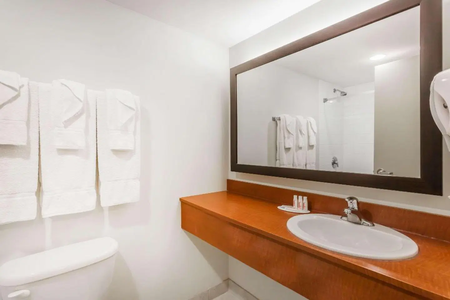 Super 8 Peterborough Badezimmer