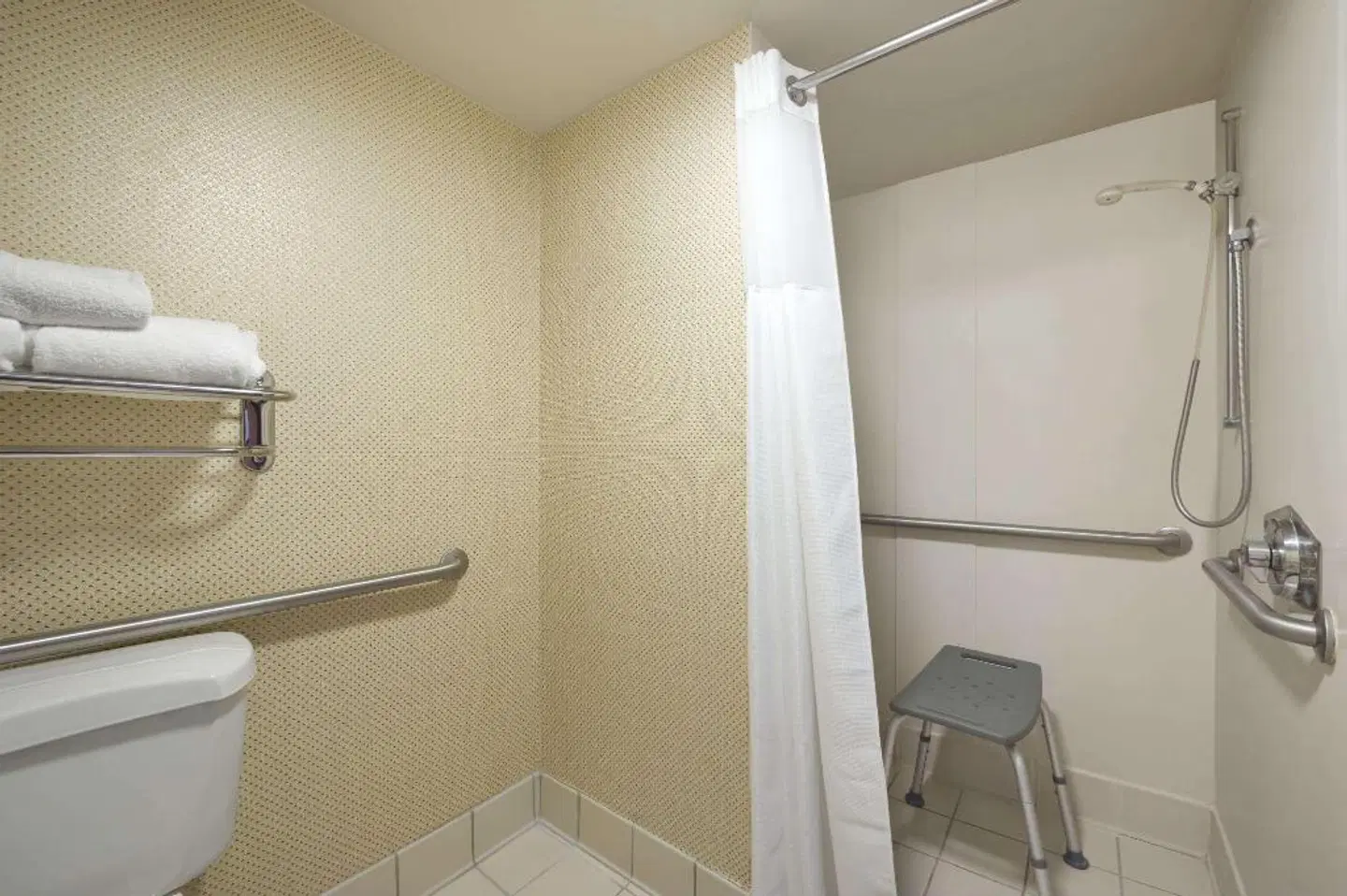Ramada by Wyndham Suites Orlando Airport Badezimmer