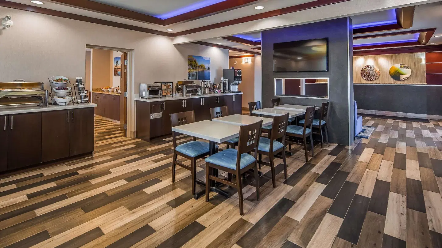 Best Western Plus Barrie Bar