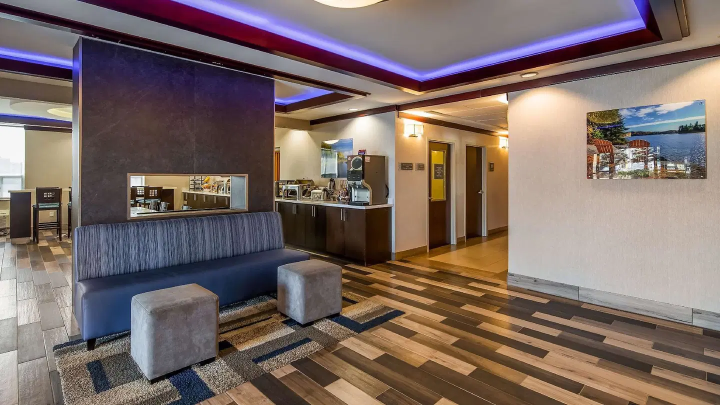 Best Western Plus Barrie Bar