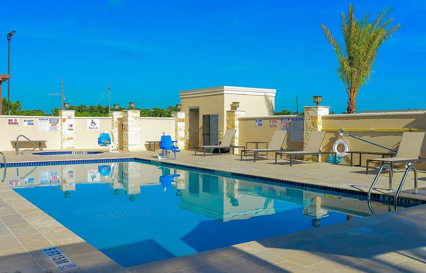 Holiday Inn Houston NE-Bush Airport Area OUTDOOR_POOL