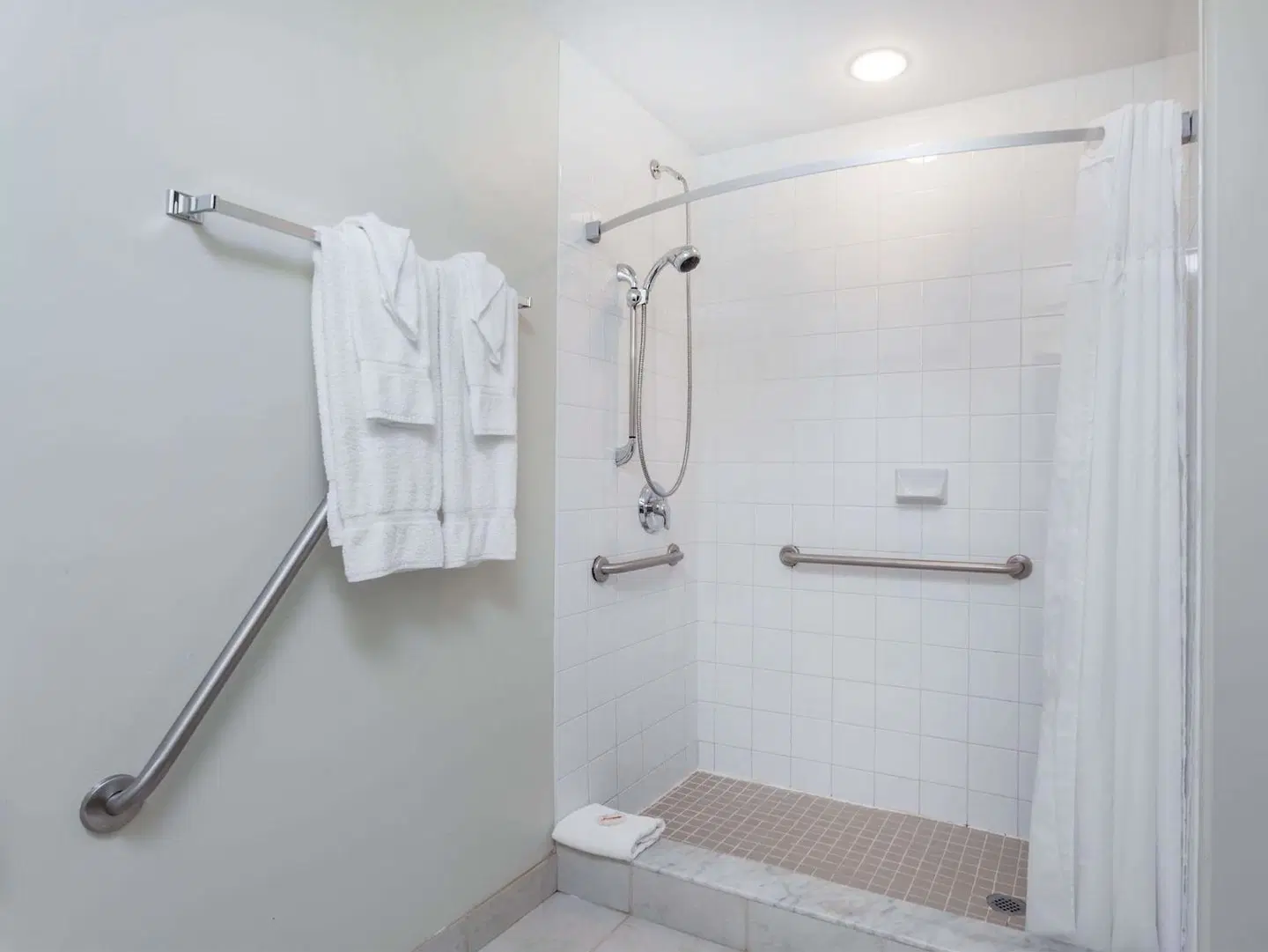 Super 8 Peterborough Badezimmer