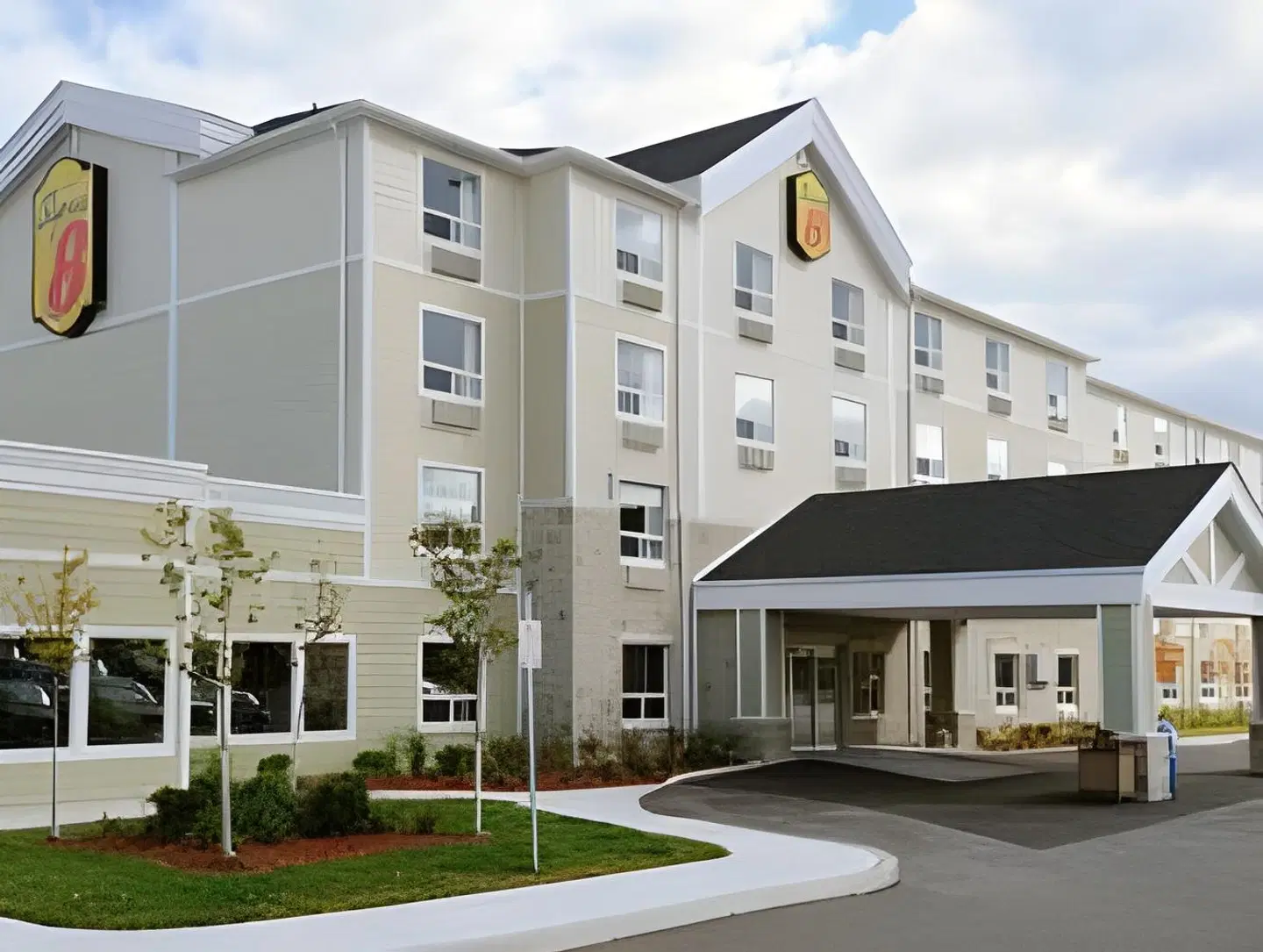 Super 8 Peterborough EXTERIOR