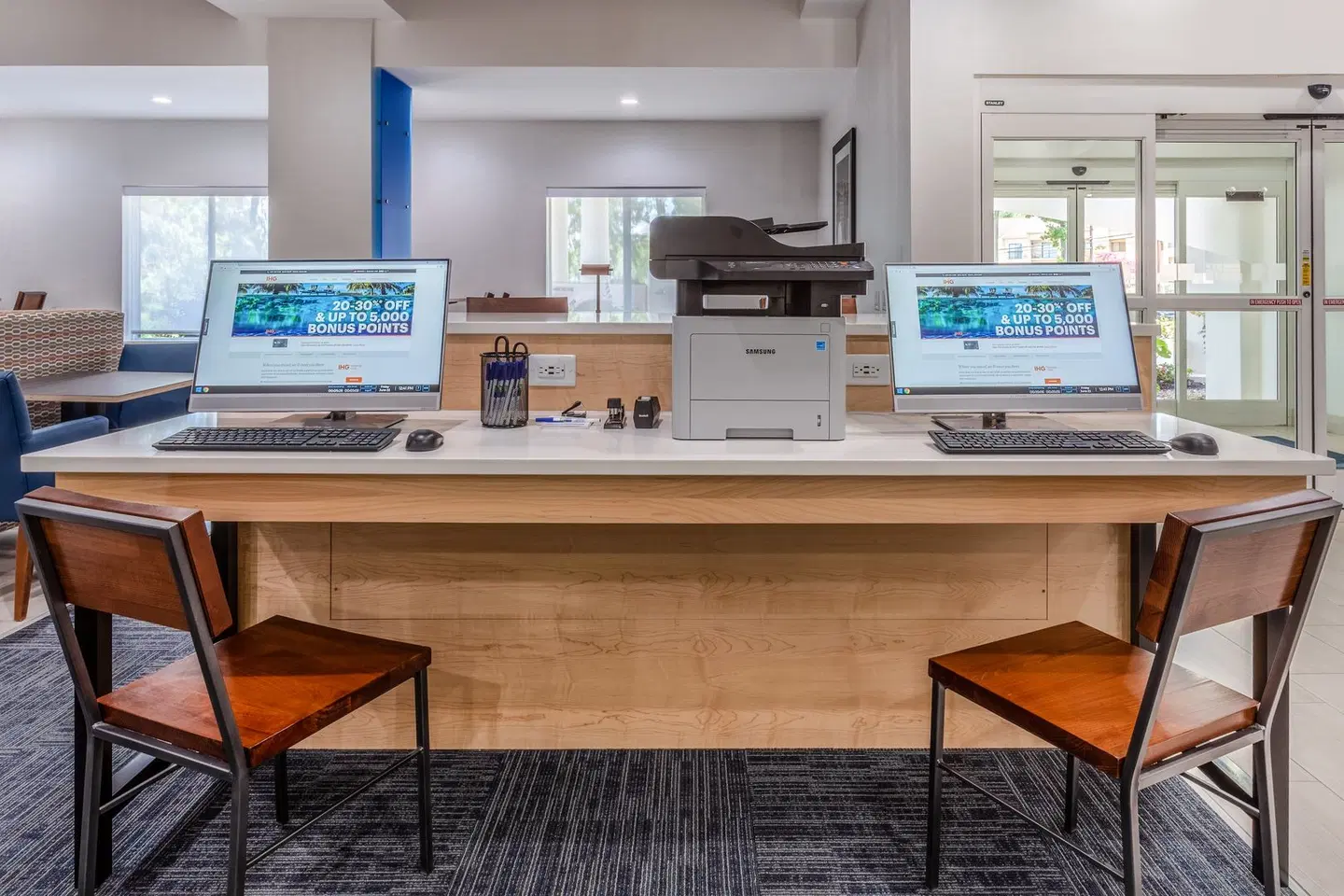 Holiday Inn Express & Suites Charlotte- Arrowood by IHG Bar