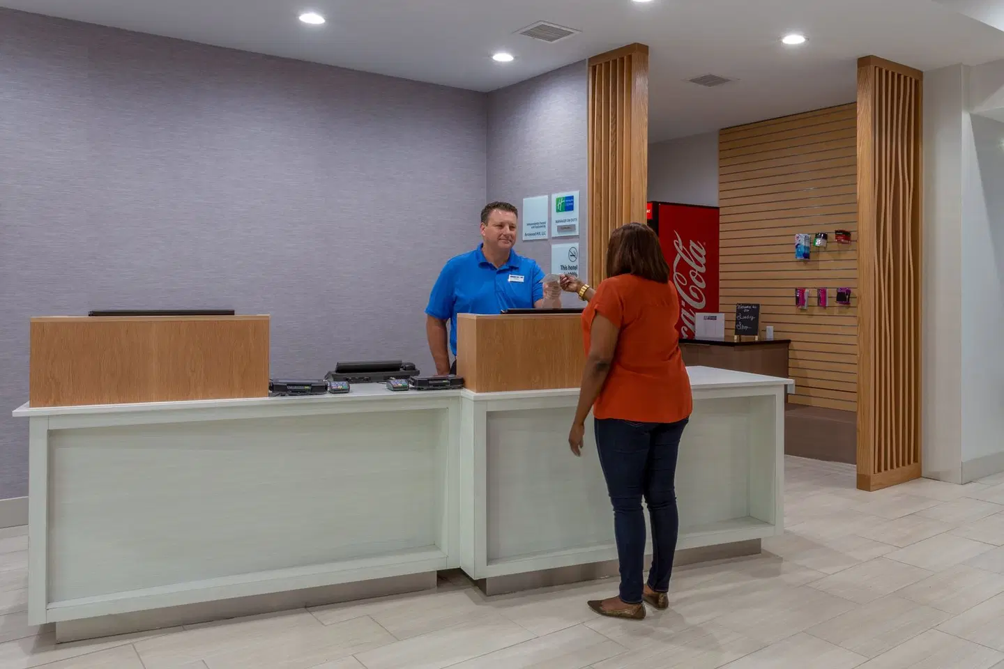 Holiday Inn Express & Suites Charlotte- Arrowood by IHG LOUNGE_LOBBY