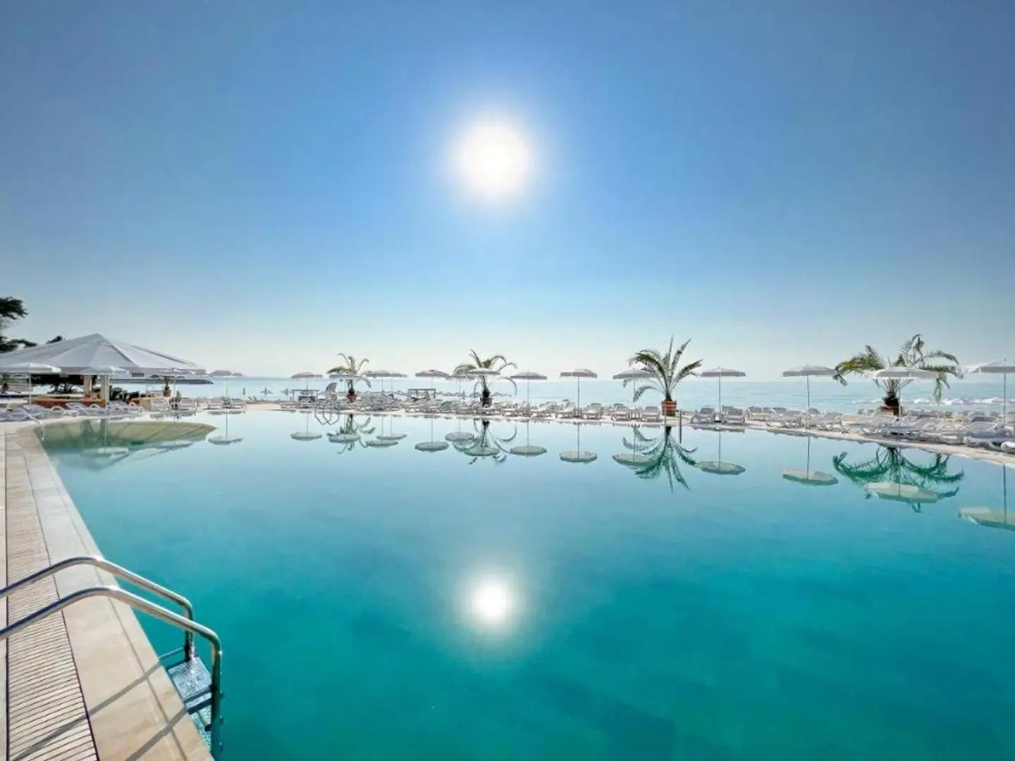 Moko Beach Hotel OUTDOOR_POOL