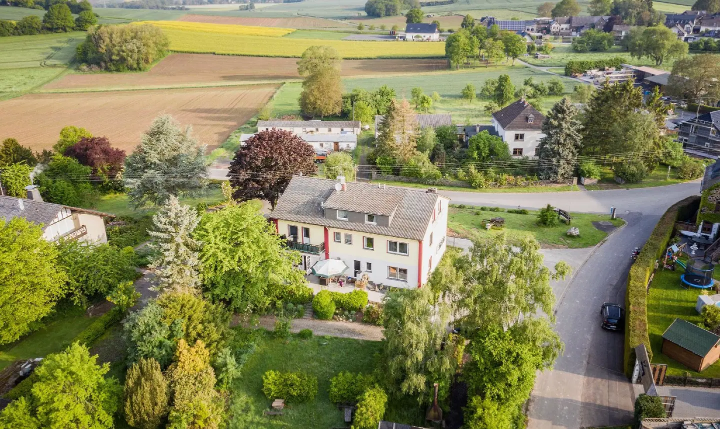 Landhaus vor Burg Eltz Garten