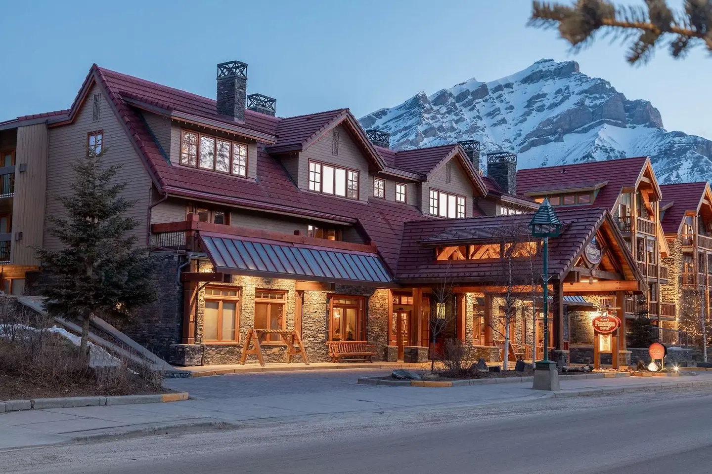 Banff Ptarmigan Inn EXTERIOR