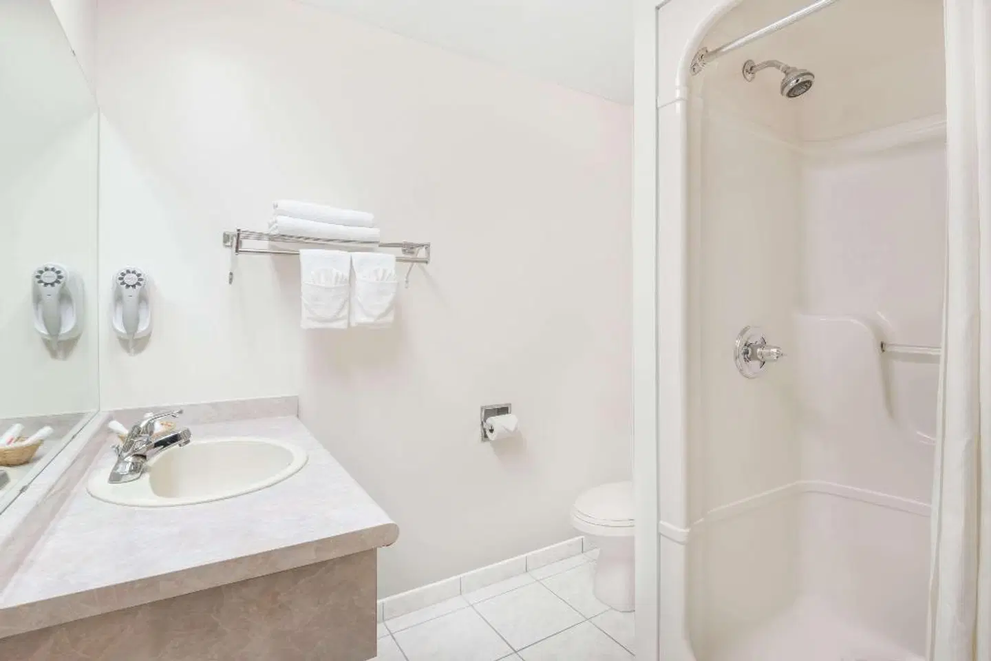 Super 8 by Wyndham Ambassador Bridge Windsor ON Badezimmer