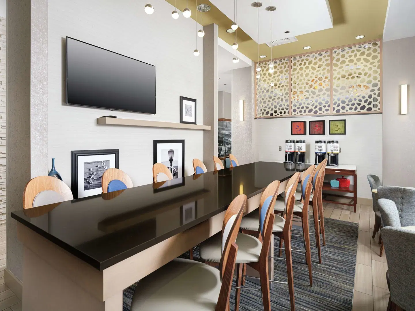 Hampton Inn Wilmington Downtown Bar