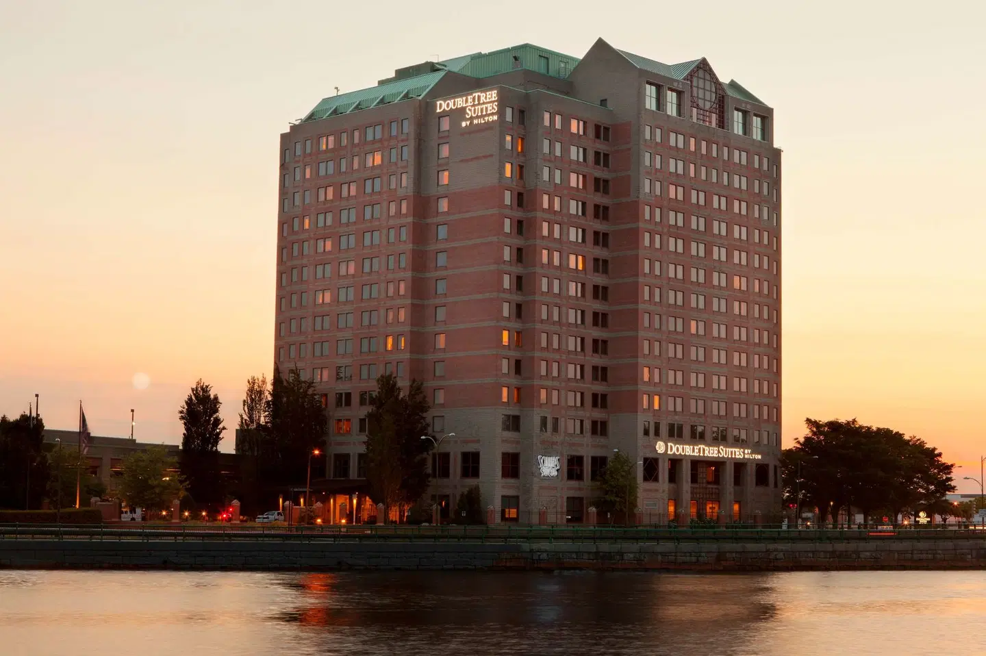 DoubleTree Suites by Hilton Boston - Cambridge EXTERIOR