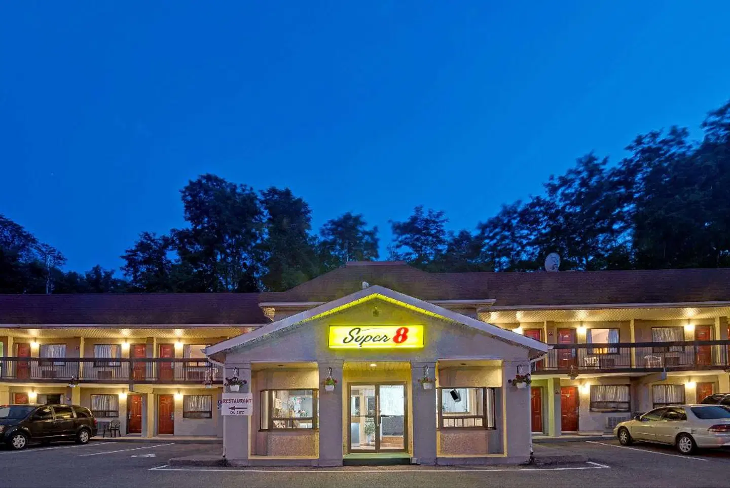 Super 8 by Wyndham, Niagara Falls North EXTERIOR