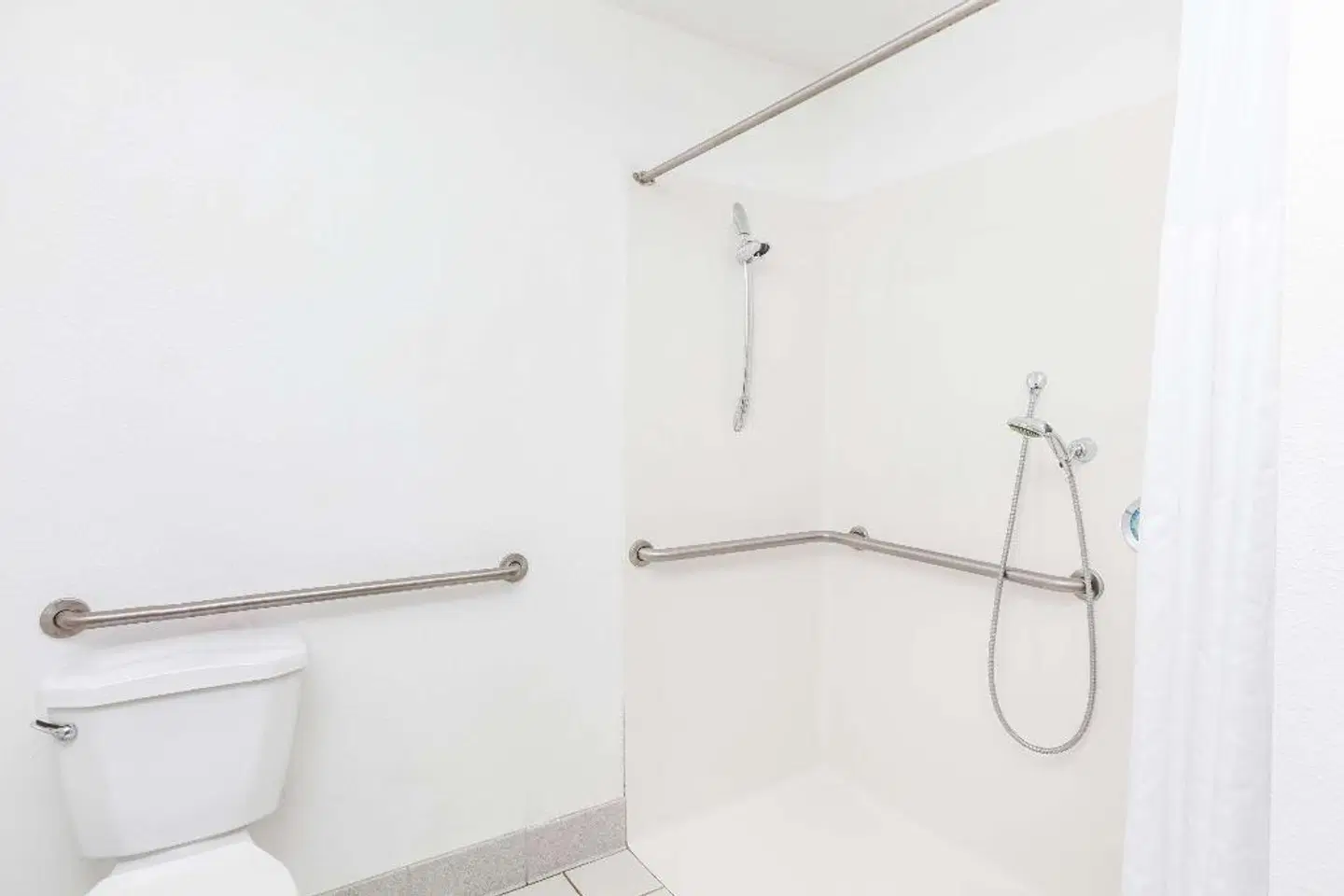 Days Inn & Suites by Wyndham Sunnyvale Badezimmer