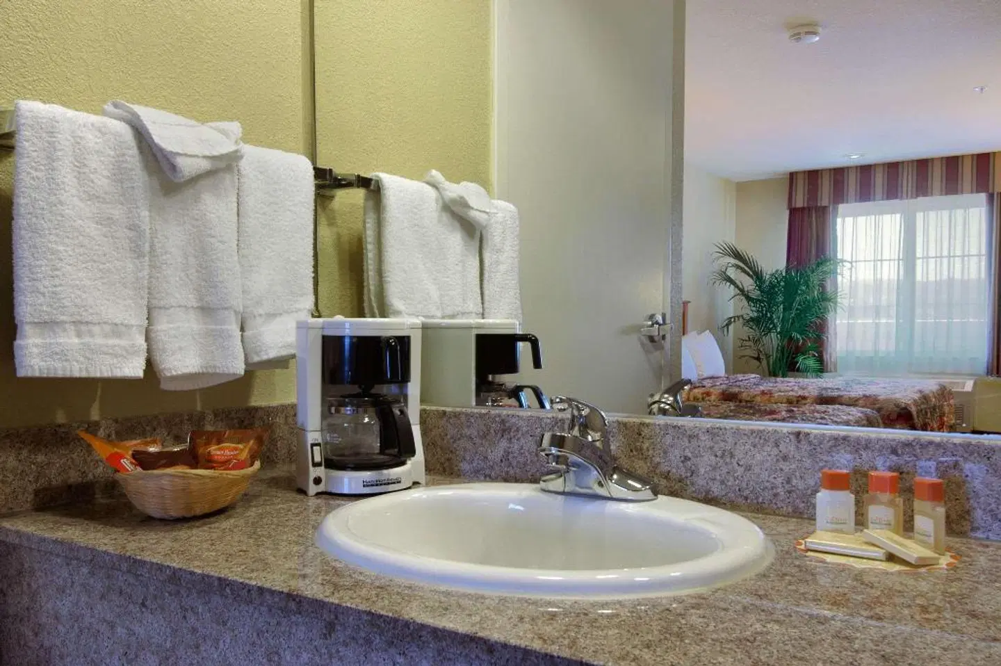 Days Inn by Wyndham Hayward Airport Badezimmer