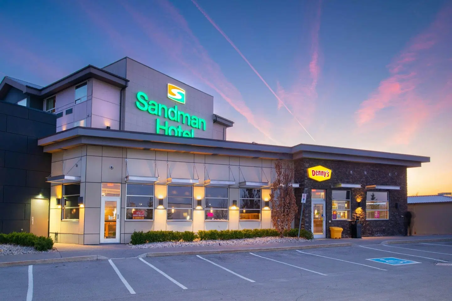 Sandman Hotel Oakville EXTERIOR