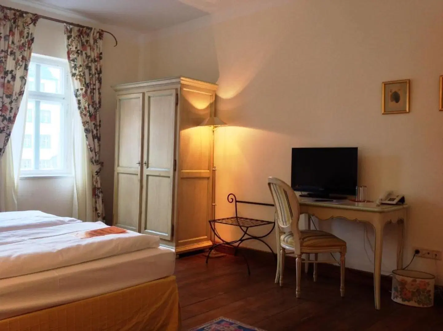 Adler ROOM_EXAMPLE
