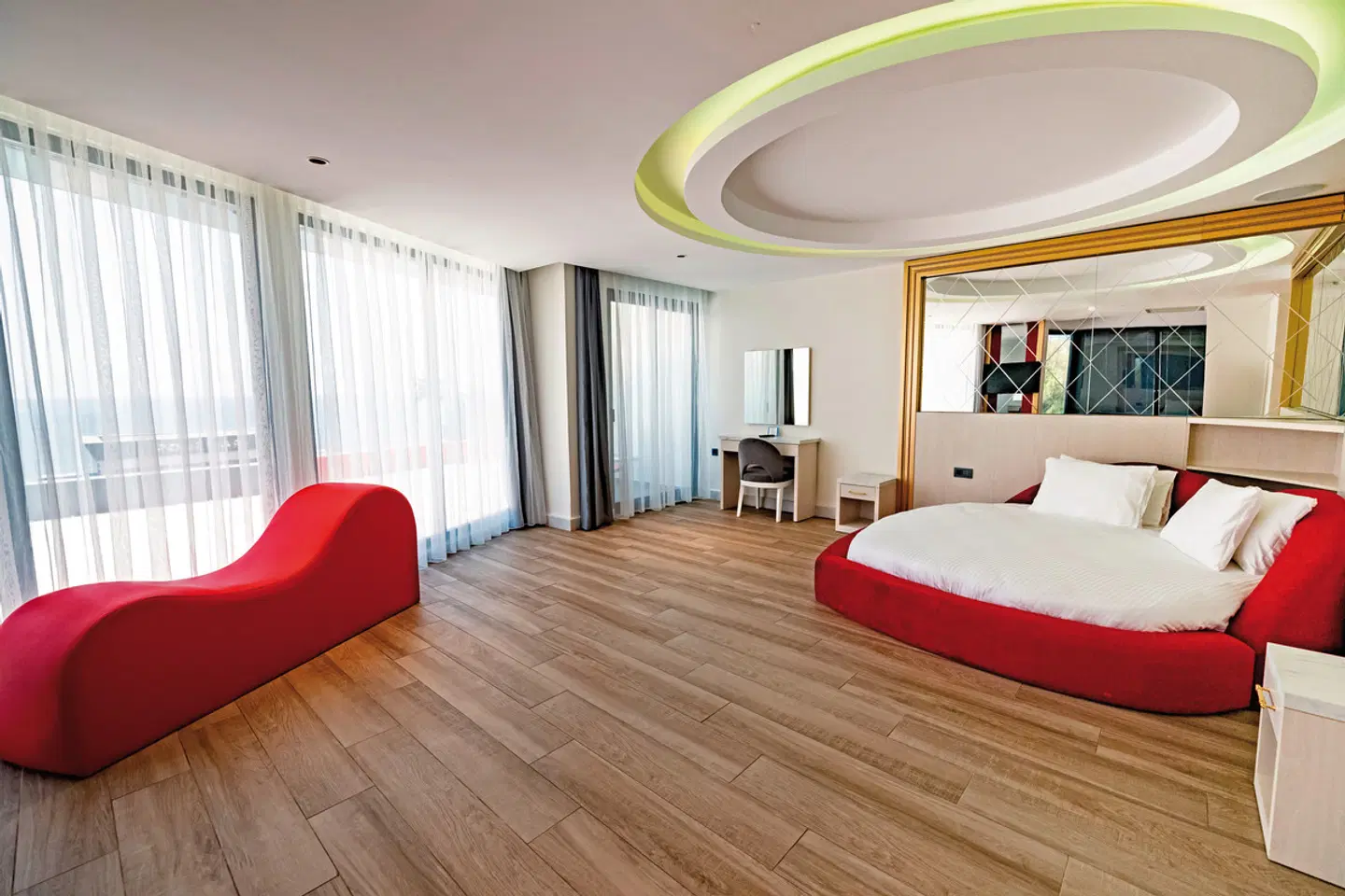 Granada Luxury Red ROOM_EXAMPLE