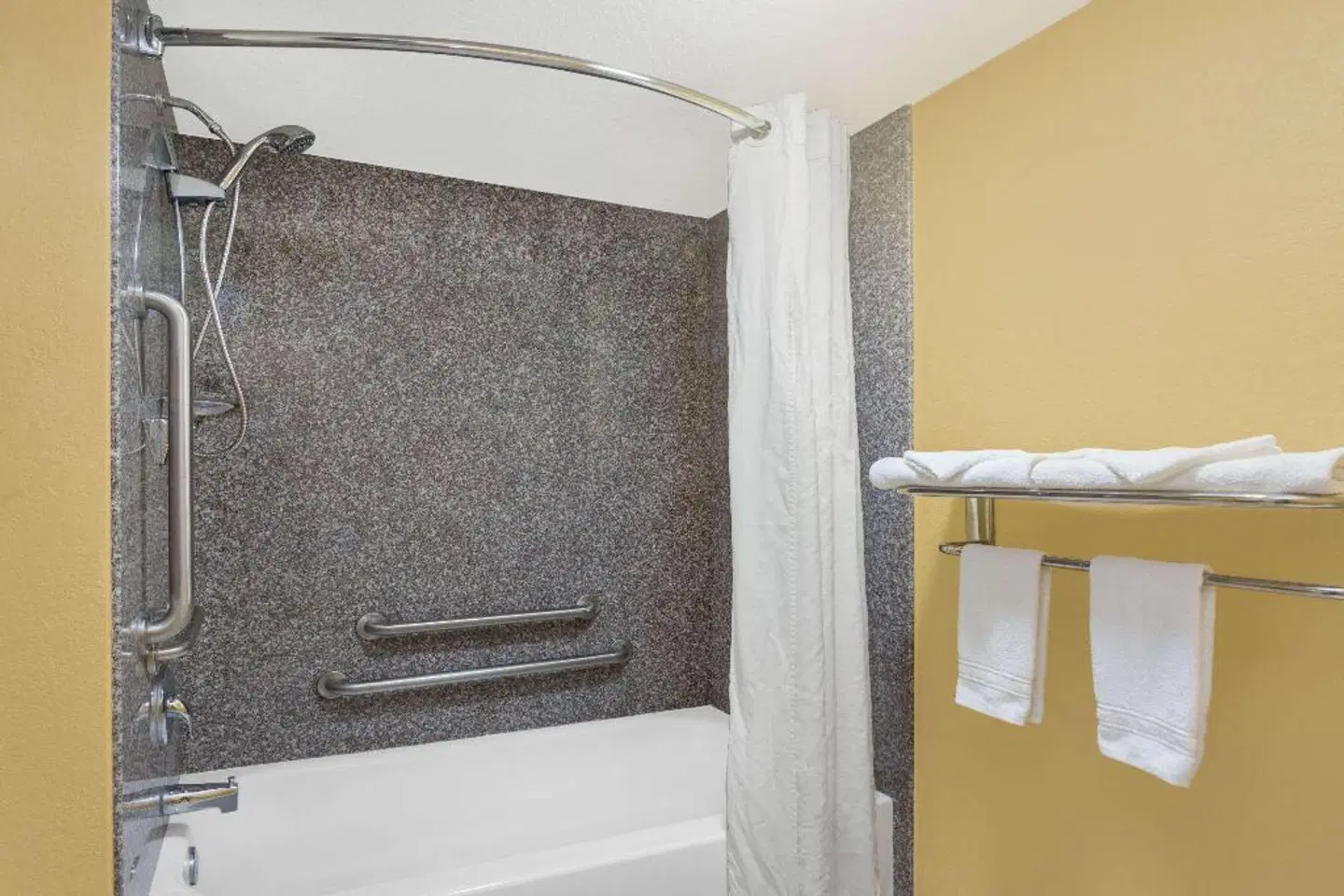 Super 8 by Wyndham Sarasota Near Siesta Key Badezimmer