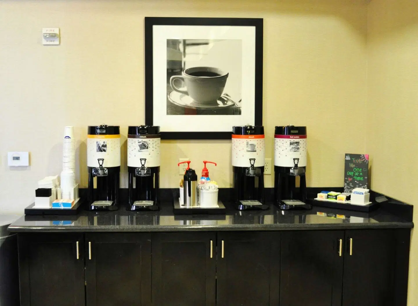 Hampton Inn & Suites Bay City Bar