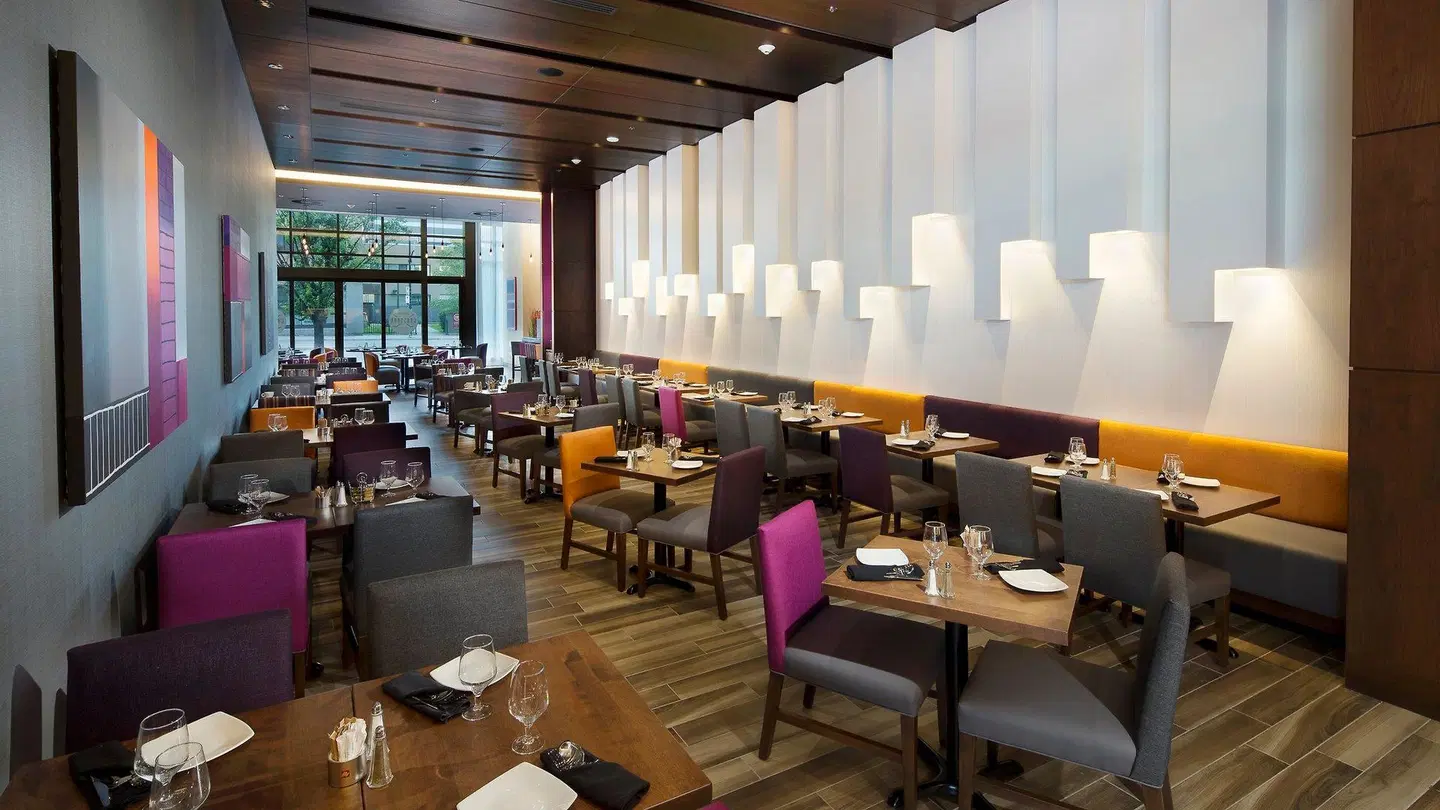 Holiday Inn & Suites Montreal Centre-ville Ouest by IHG Restaurant